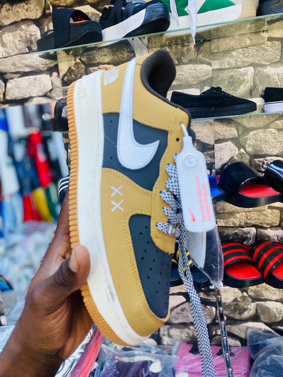 Nike Air Force 1 – KAWS Amarelo/Preto