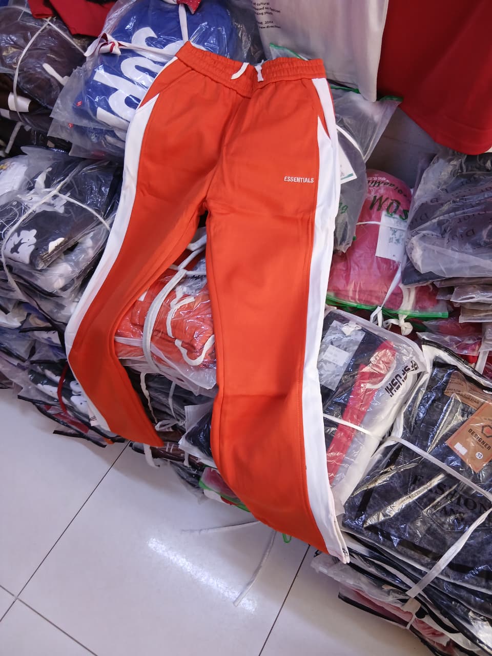 Calça de Treino Essentials com Faixa Lateral